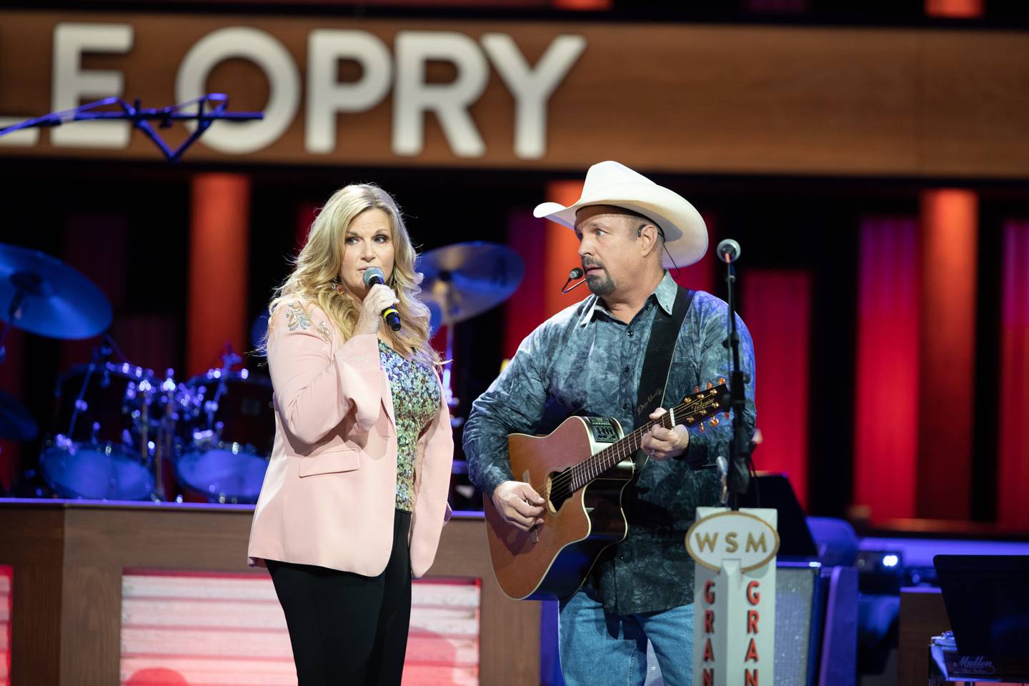 Garth Brooks And Trisha Yearwood The Story Behind “in Another’s Eyes
