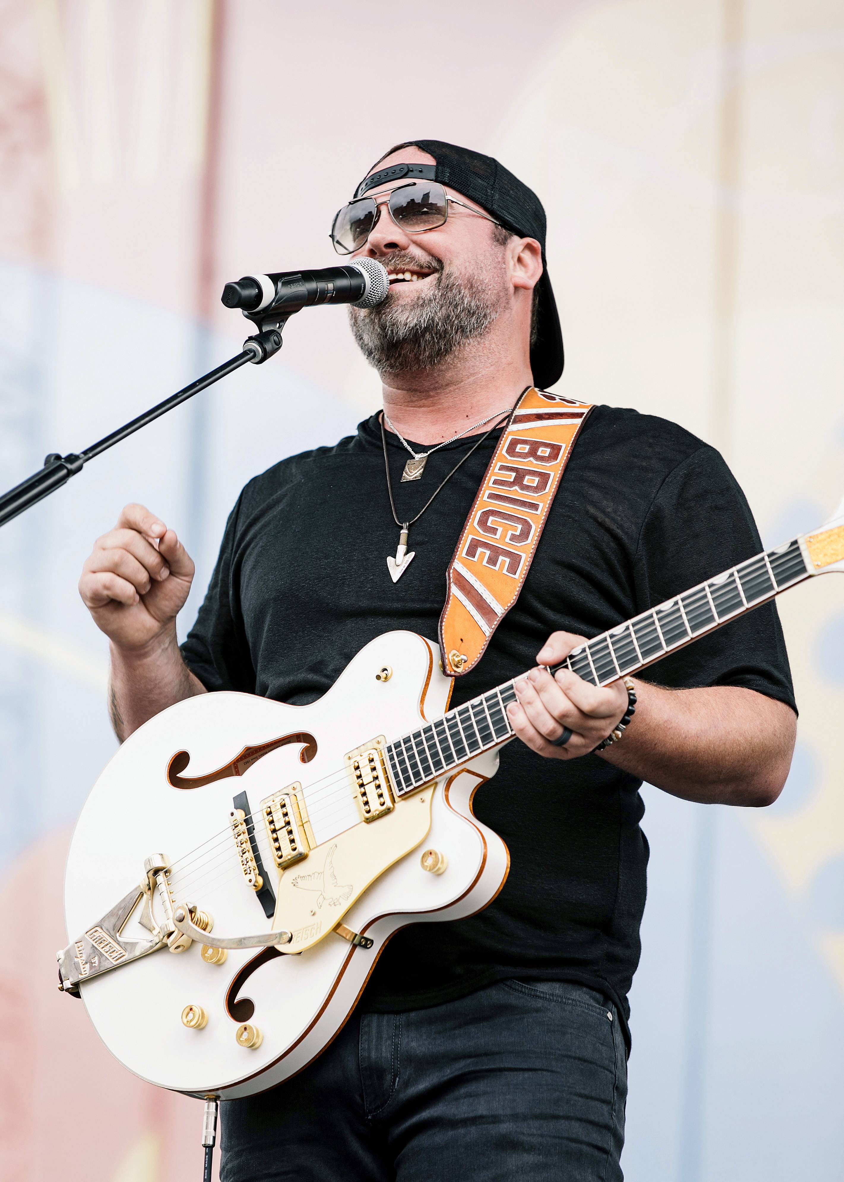 Watch: Lee Brice Gets Sweet Delivery From 4-Year-Old Daughter | News | CMT