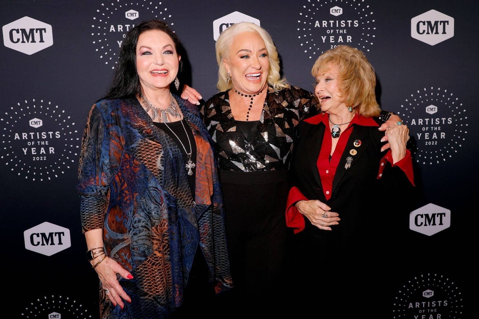 CRYSTAL GAYLE, TANYA TUCKER AND PEGGY SUE WRIGHT ON THE BLACK CARPET AT THE 2022 CMT ARTISTS OF THE YEAR CELEBRATION.