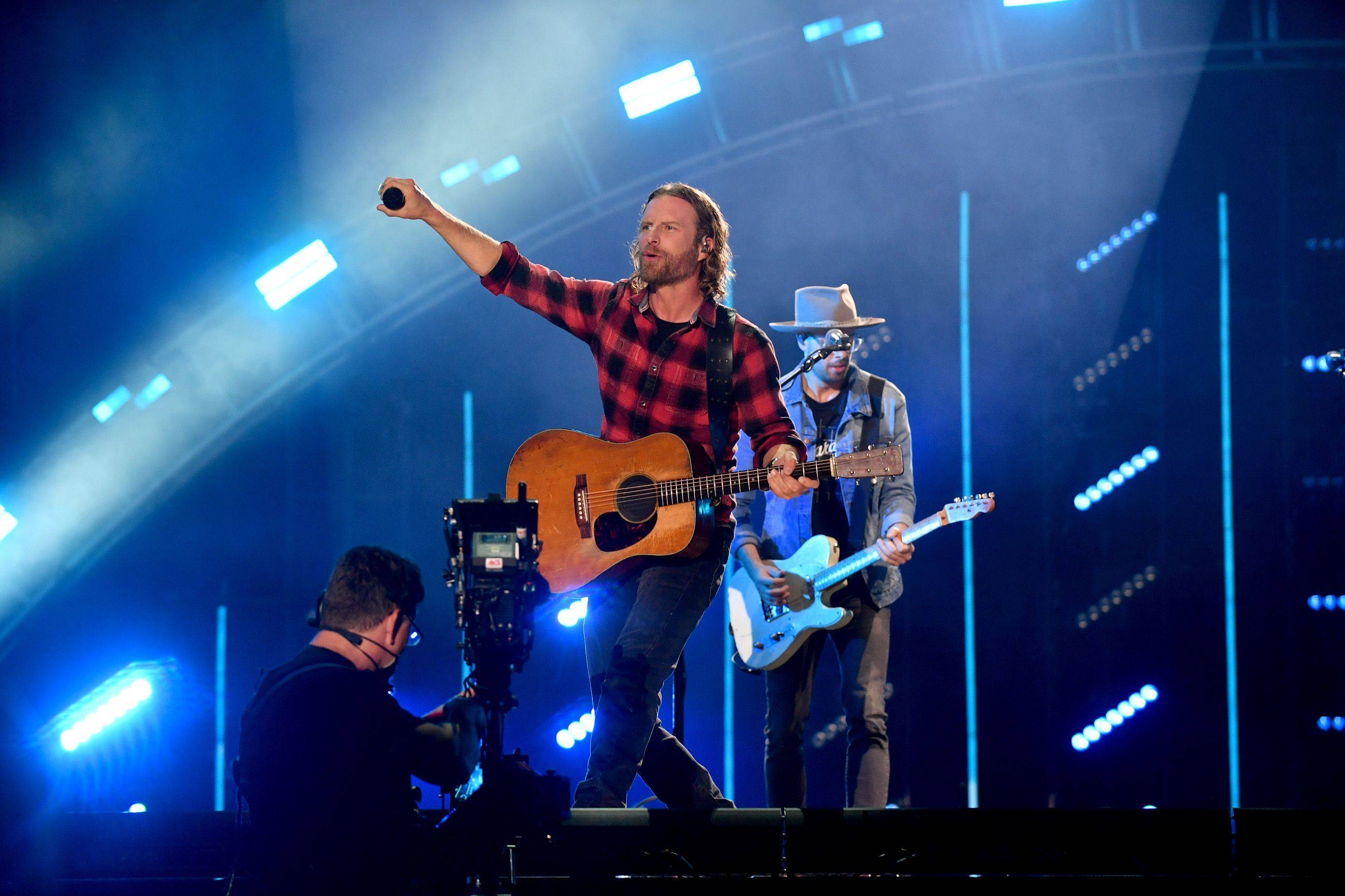 WATCH Dierks Bentley Shares Stage With Daughter Evie To Perform Pink’s