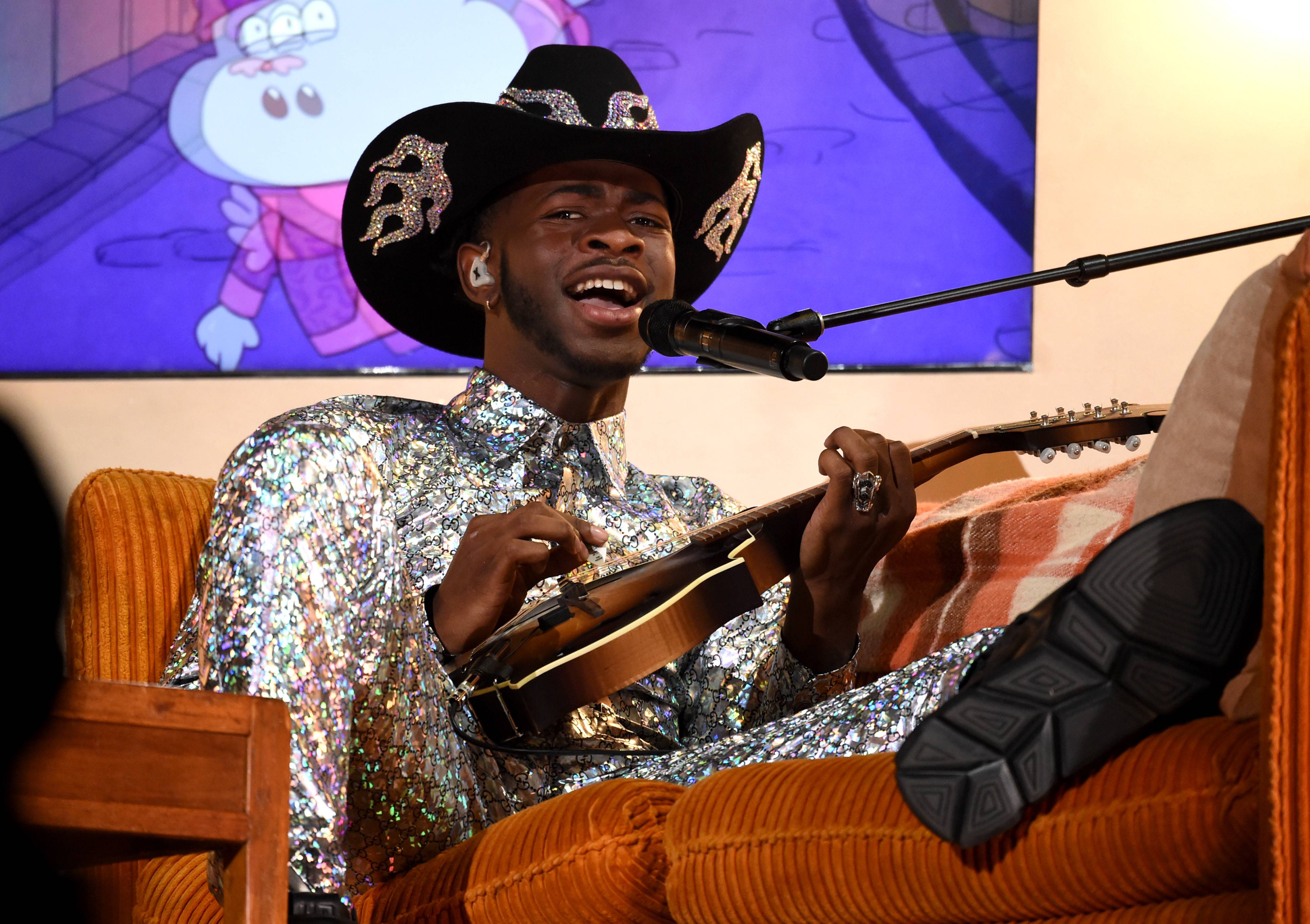 Lil Nas X Covers Dolly Partons Iconic Classic Jolene News Cmt 4795