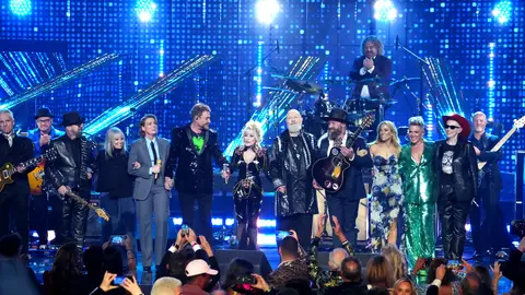 LOS ANGELES, CALIFORNIA - NOVEMBER 05: (L-R) Neil Giraldo, Dave Stewart, Pat Benatar, Brandi Carlile, Simon Le Bon, Dolly Parton, Rob Halford, Sheryl Crow, Pink, and Annie Lennox perform on stage during the 37th Annual Rock & Roll Hall Of Fame Induction Ceremony at Microsoft Theater on November 05, 2022 in Los Angeles, California. 