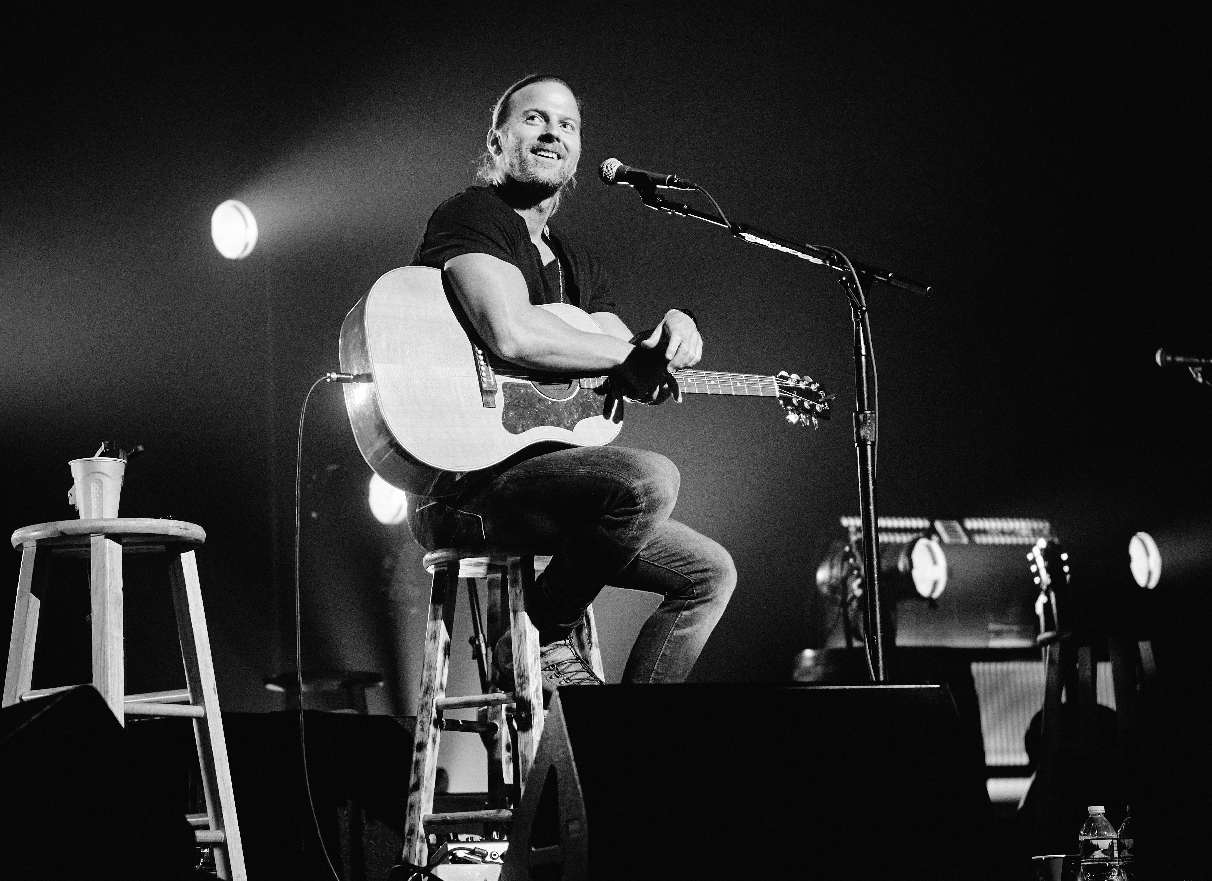NASHVILLE, TENNESSEE - FEBRUARY 12: (EDITORS NOTE: Image has been converted to black and white.) Singer & songwriter Kip Moore performs at the Ryman Auditorium on February 12, 2021 in Nashville, Tennessee. (Photo by Jason Kempin/Getty Images)