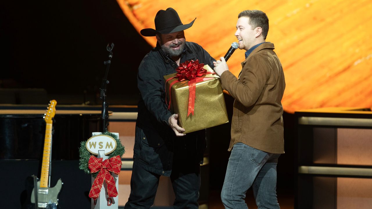 WATCH: Garth Brooks Invites Scotty McCreery to Join Grand Ole Opry - Vimarsana News