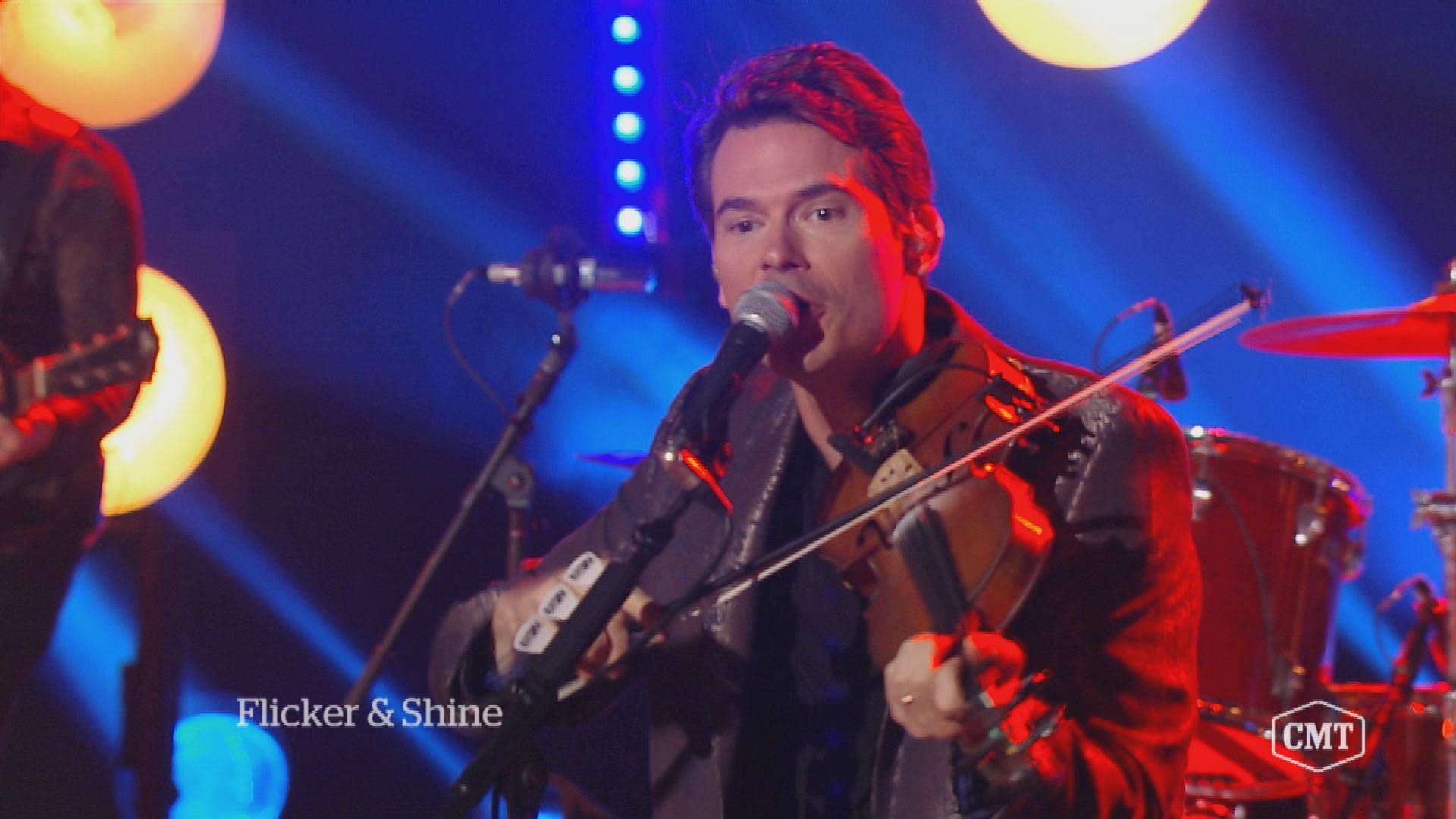 Old Crow Medicine Show Strikes a Chord at "CMT Campfire Sessions