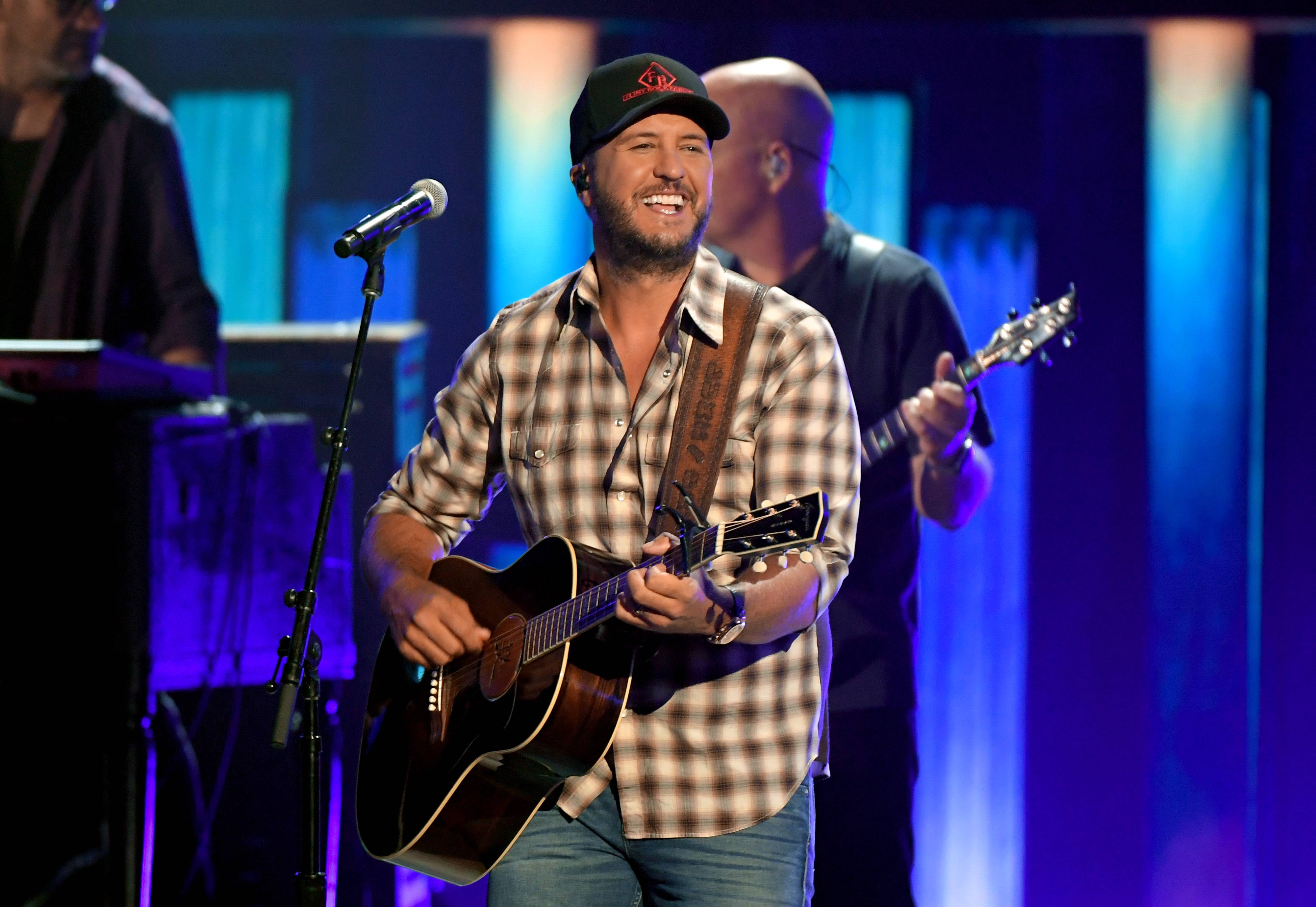 Luke Bryan serves up his signature party mix for Cowboys