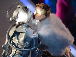 mgid:file:gsp:scenic:/international/mtvema/2013/images/_night-of/performers/flipbook-promo-1920x1440/Miley-Cyrus-Getty-images-for-MTV-187605986.jpg