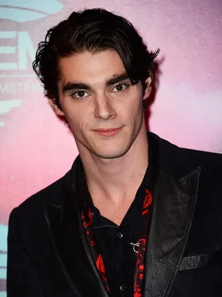 mgid:file:gsp:scenic:/international/mtvema/2013/images/_night-of/red_carpet/flipbook-promo-1920x1440/RJ-Mitte-Getty-Images-for-MTV-187582926.jpg
