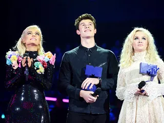 mgid:file:gsp:scenic:/international/mtvema/2016/images/galleries/_night-of/winners/shawnmendes-bebe-zaralarson-621516248.jpg