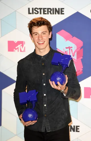 mgid:file:gsp:scenic:/international/mtvema/2016/images/galleries/_night-of/winners/shawnmendes-621518812.jpg