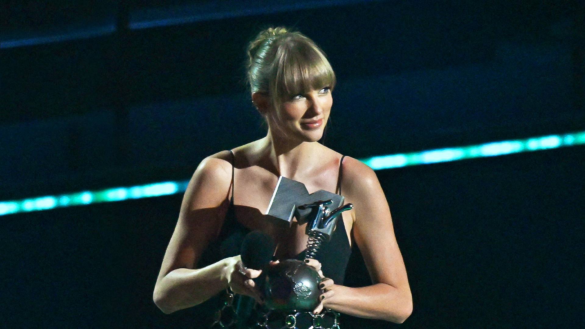 US singer-songwriter Taylor Swift poses with the award for "Best Longform Video" during the 2022 MTV Europe Music Awards in Düsseldorf, on November 13, 2022. (Photo by Sascha Schuermann / AFP) (Photo by SASCHA SCHUERMANN/AFP via Getty Images)