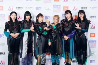 mgid:file:gsp:scenic:/international/mtvjapan.com/vmaj/2022-trophy-bish-01.jpg