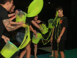 Luis Mariz tomando o maior banho de slime!