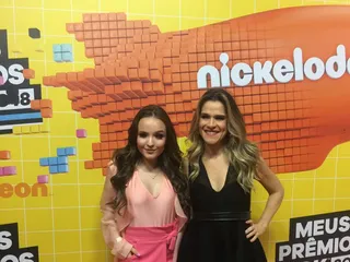 Larissa Manoela e Ingrid Guimarães no tapete laranja!
