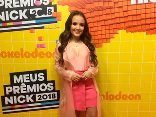 Larissa Manoela no tapete laranja!