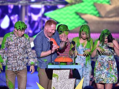 mgid:file:gsp:scenic:/international/kidschoiceawards.com/2015/images/galleries/NolanGould-JesseTylerFerguson-467950924.jpg