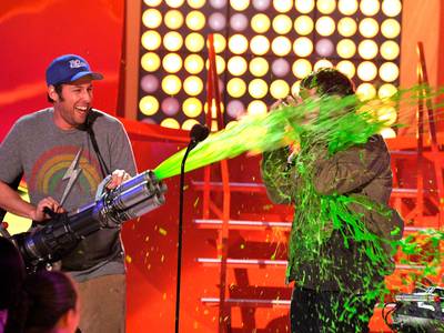 mgid:file:gsp:scenic:/international/kidschoiceawards.com/2015/images/galleries/JoshGad-AdamSandler-467958228.jpg