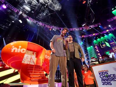 mgid:file:gsp:scenic:/international/kidschoiceawards.com/2015/images/galleries/AdamSandler-JoshGad-ECAM4907.jpg