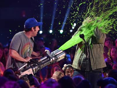 mgid:file:gsp:scenic:/international/kidschoiceawards.com/2015/images/galleries/JoshGad-AdamSandler-467957274.jpg