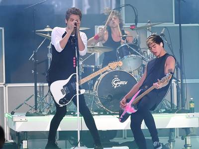 mgid:file:gsp:scenic:/international/kidschoiceawards.com/2015/images/galleries/5SOS-467962662.jpg