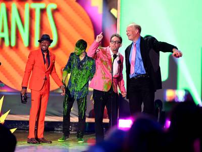 mgid:file:gsp:scenic:/international/kidschoiceawards.com/2015/images/galleries/NickCannon-ShawnMendes-DCAM9589.jpg