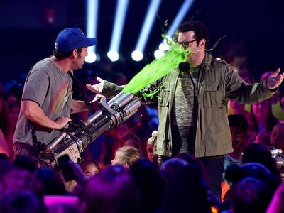 mgid:file:gsp:scenic:/international/kidschoiceawards.com/2015/images/galleries/JoshGad-AdamSandler-467957272.jpg