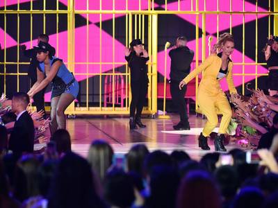 mgid:file:gsp:scenic:/international/kidschoiceawards.com/2015/images/galleries/Iggy-JenniferHudson-467964952.jpg