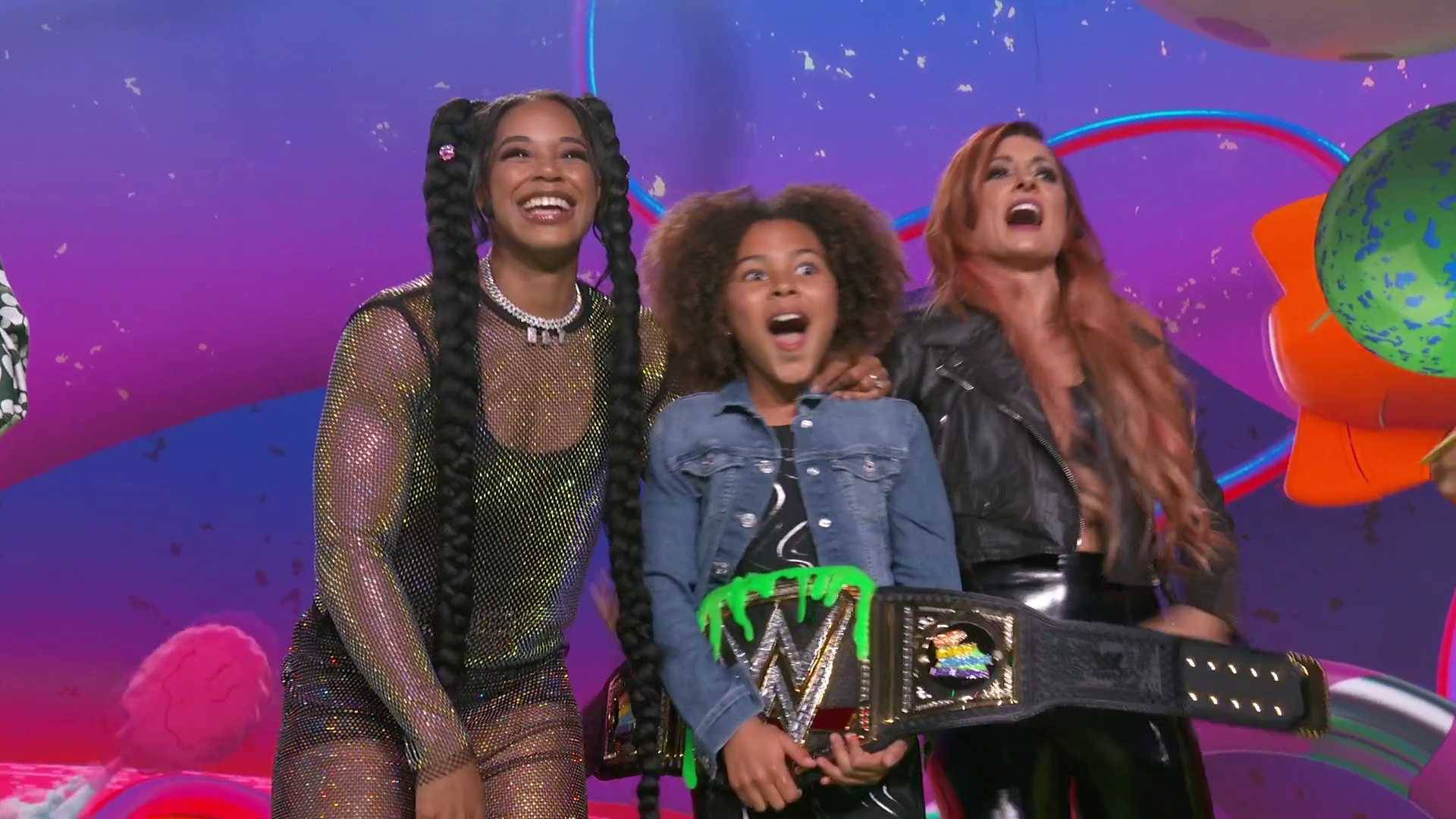 Becky Lynch & Bianca Belair face-off with The New Day in a Tug-of-War challenge! 