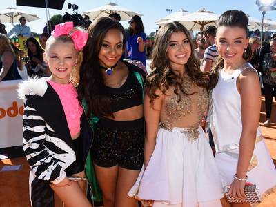 mgid:file:gsp:scenic:/international/kidschoiceawards.com/2015/images/galleries/NiaFrazier-JoJoSiwa-467961746.jpg