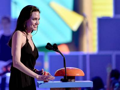 mgid:file:gsp:scenic:/international/kidschoiceawards.com/2015/images/galleries/AngelaJolie-467958380.jpg