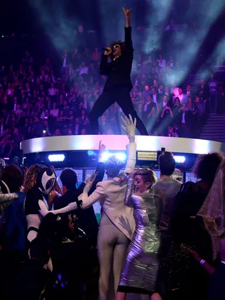 mgid:file:gsp:scenic:/international/mtvema/2013/images/_night-of/performers/flipbook-promo-1920x1440/Miley-Cyrus-Redfoo-FilmMagic-187595615.jpg