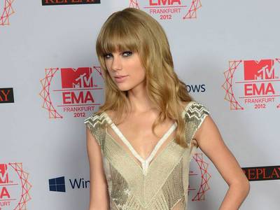 Taylor Swift’s elegant makeup pairs nicely with her soft curls.