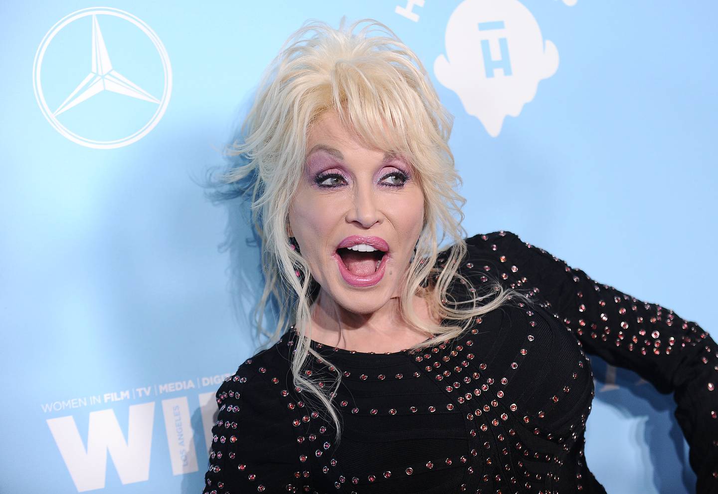 Dolly Parton Says Husband Wants A Threesome With Jennifer Aniston News Logo Tv