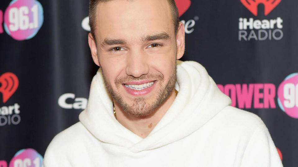 Liam Paynes Topless Bedroom Selfie Is Just The Best Early Christmas Present News Mtv Uk 