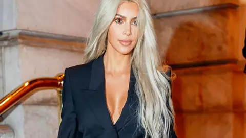 Kim Kardashian celebrated her 37th birthday we a huge cake with her face on it