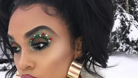 We are loving this Christmas wreath eye makeup look