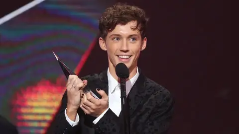 Troye Sivan accepts an ARIA for Best Video during the 30th Annual ARIA Awards 2016 at The Star on November 23, 2016 in Sydney, Australia