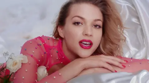Tove Styrke in the 'Mistakes' video