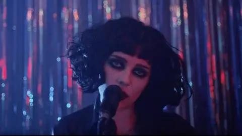 Pale Waves' music video for 'New Year's Eve', 2017