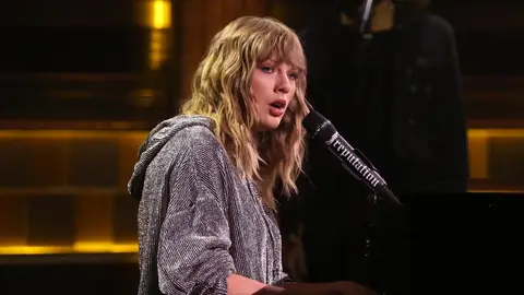 Taylor Swift performs 'New Year's Day' on November 13, 2017