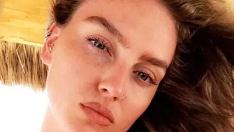 Perrie Edwards shares gorgeous no make up holiday selfie