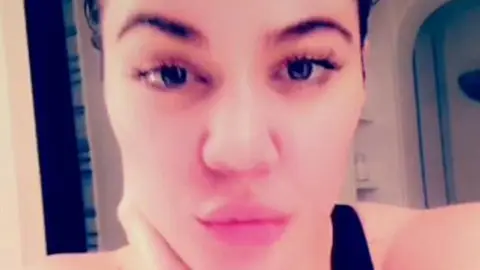 Khloe Kardashian looks totally different in new no make up selfie 