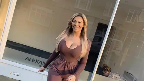 Chloe Ferry announces beauty shop opening in Newcastle on Instagram Stories, March 2019