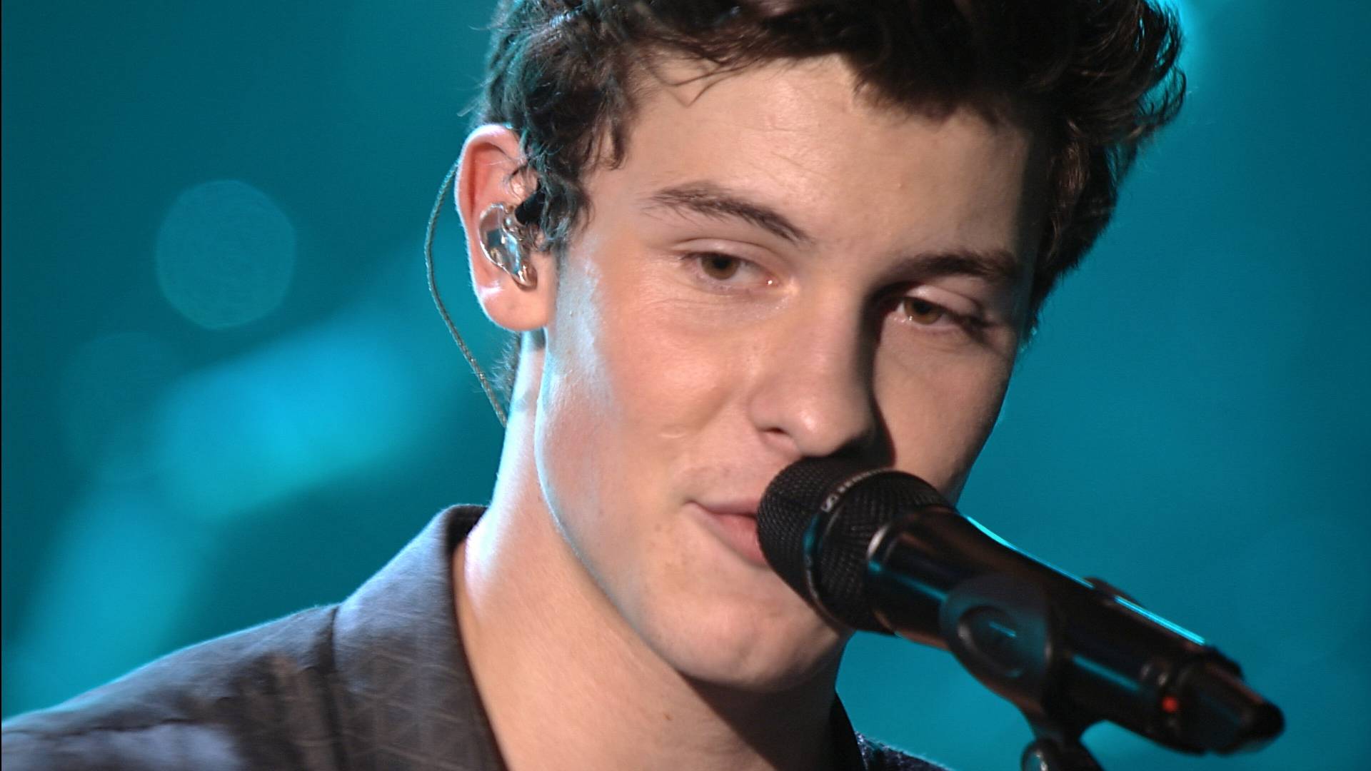 Shawn Mendes Performs 'Patience