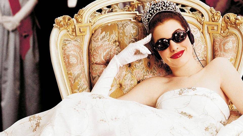 Anne Hathaway Went Full Mia Thermopolis Recreated Her Iconic