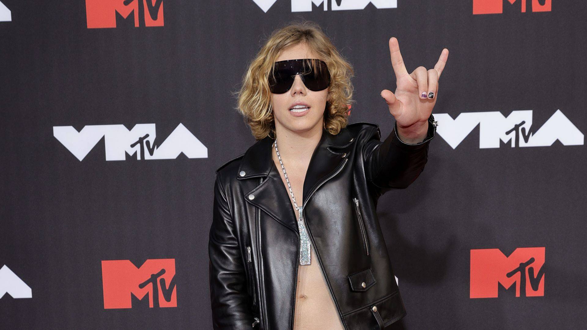 THe Kid LAROI at MTV VMAs red carpet 2021 hands up
