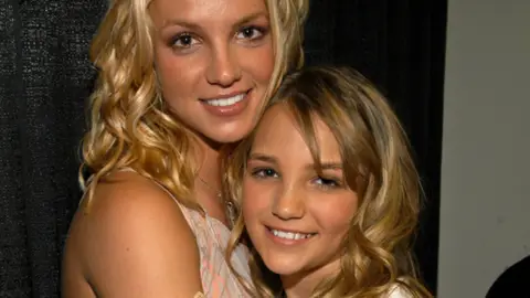 Britney Spears cuddling her sister Jamie Lynn Spears In Early 2000s