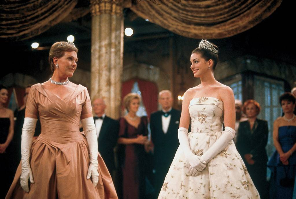 La principessa Mia Thermopolis, interpretata da Anne Hathaway, insieme alla nonna Clarisse Renaldi, interpretata da Julie Andrews, nel teen movie prodotto da Disney "Pretty Princess" (2001)