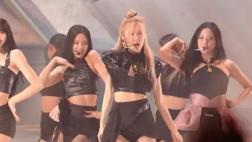 K-pop girl group BLACKPINK makes their U.S. award show debut with a performance of their viral hit "Pink Venom."