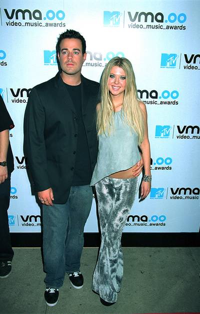Tara Reid and Carson Daly pose together at the 2000 VMAs.